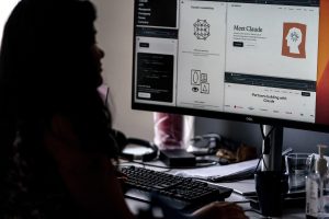 Anthropic lansează o funcție care permite modelelor Claude să oprească discuțiile considerate inadecvateea noastră”