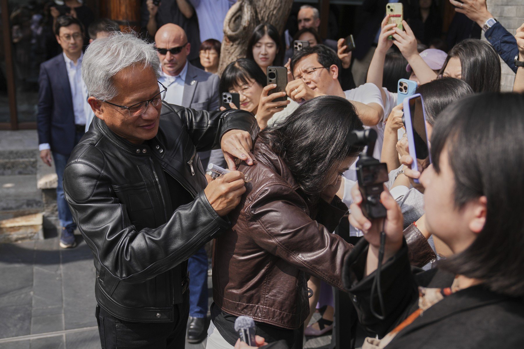 [ad_1] CEO-ul Nvidia, Jensen Huang, a devenit o figură notabilă în lumea tehnologiei, datorită succesului extraordinar al companiei sale de semiconductori