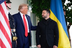 Analiză Reuters: Pe fondul conflictului din Ucraina, Donald Trump se victimizează cu reușitele sale în gestionarea crizelor internaționale / Intervențiile externe ale președintelui american din acest an, cu rezultate variateea noastră”