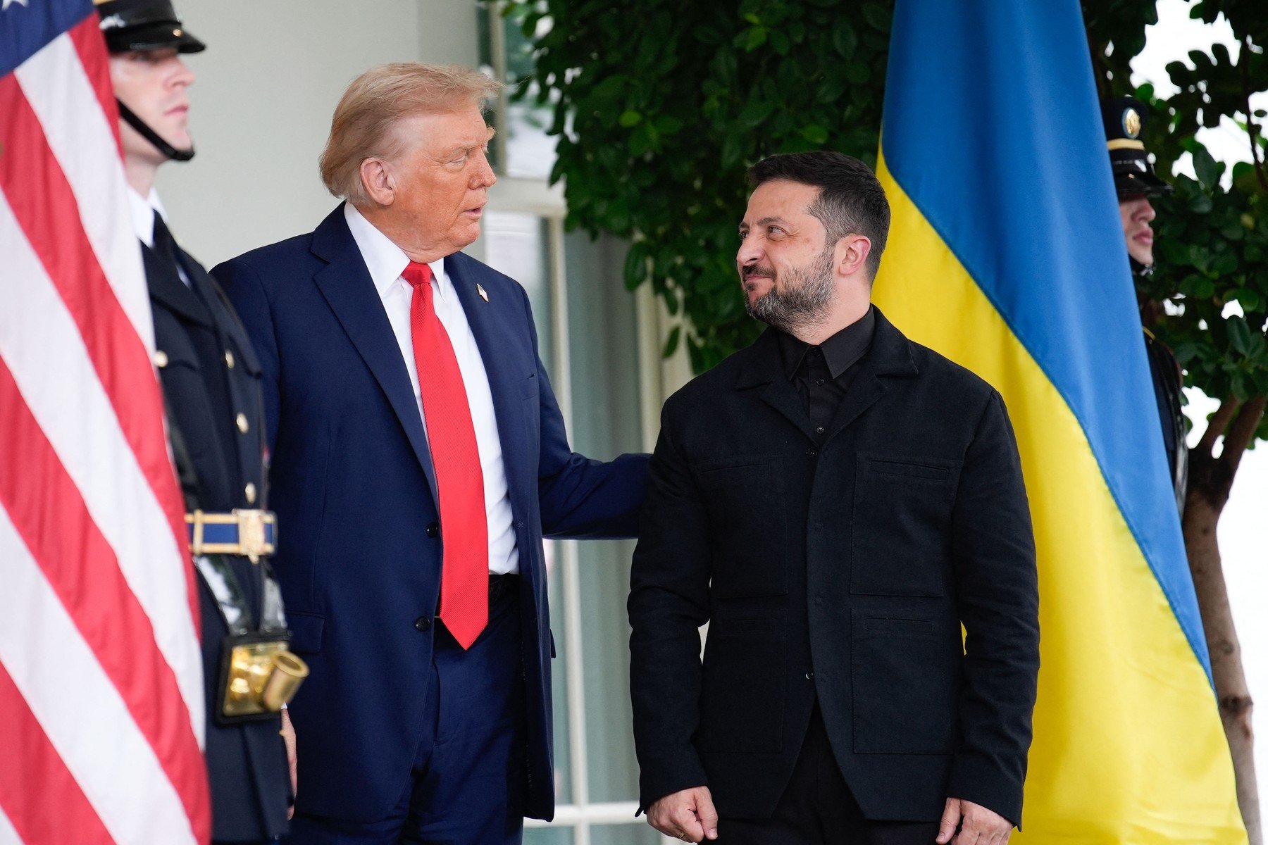 Analiză Reuters: Pe fondul conflictului din Ucraina, Donald Trump se victimizează cu reușitele sale în gestionarea crizelor internaționale / Intervențiile externe ale președintelui american din acest an, cu rezultate variate