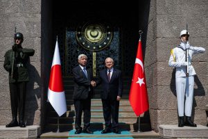 Ministrul japonez al apărării a avut o întâlnire în Turcia pentru a discuta despre colaborarea în sectorul apărării și posibilitatea achiziției de droneea noastră”