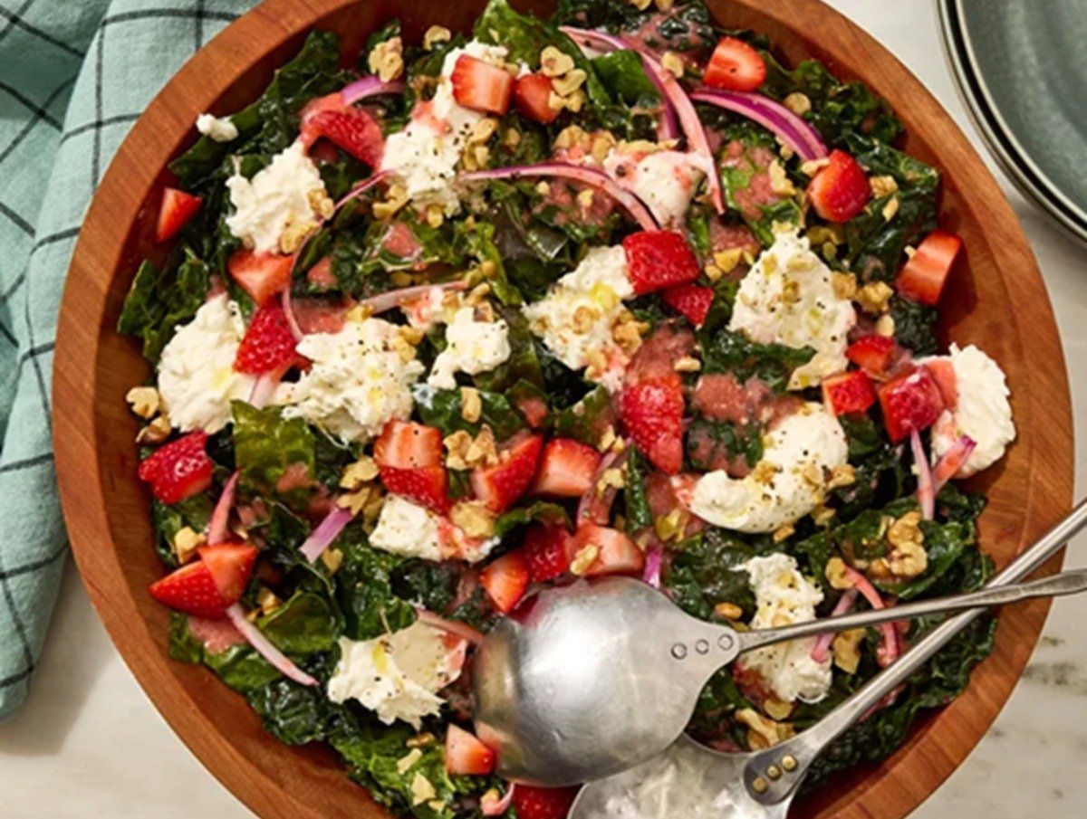 Rețete rapide și savuroase pentru vară, selectate de New York Times din bucătăria mondială, cu preparate gata în 5-30 de minute, folosind ingrediente proaspete de sezon