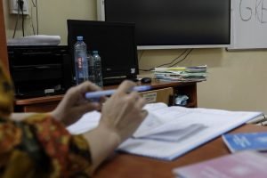 Președintele sindicatului „Școala Prahovei” anunță că nu va participa la deschiderea anului școlar în curtea școlii și că va fi prezent cu elevii în clasă, supraveghindu-i până la finalul programului, fără a distribui manuale.