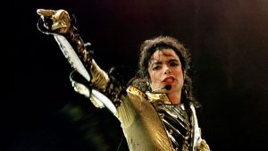 Angajat dat afară pentru imitarea lui Michael Jackson a fost concediat ilegal, stabilește tribunal