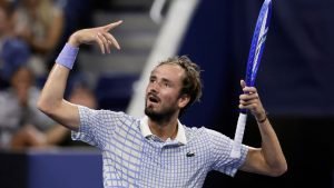 Tenis: Daniil Medvedev suferă o cădere nervoasă la US Open după ce un fotograf intră pe teren în timpul punctului câştigător al meciului într-un thriller de noapte târzie | Ştiri de Tenis