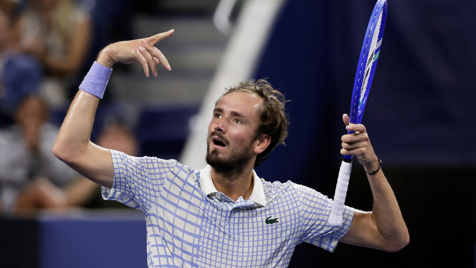 Tenis: Daniil Medvedev suferă o cădere nervoasă la US Open după ce un fotograf intră pe teren în timpul punctului câştigător al meciului într-un thriller de noapte târzie | Ştiri de Tenis