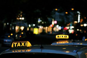 Zeci de sancțiuni aplicate de polițiști după controale privind serviciile de transport în regim de taxi sau alternativ în aeroporturile civile din România, pentru combaterea pirateriei și reducerea concurenței neloialeea noastră”