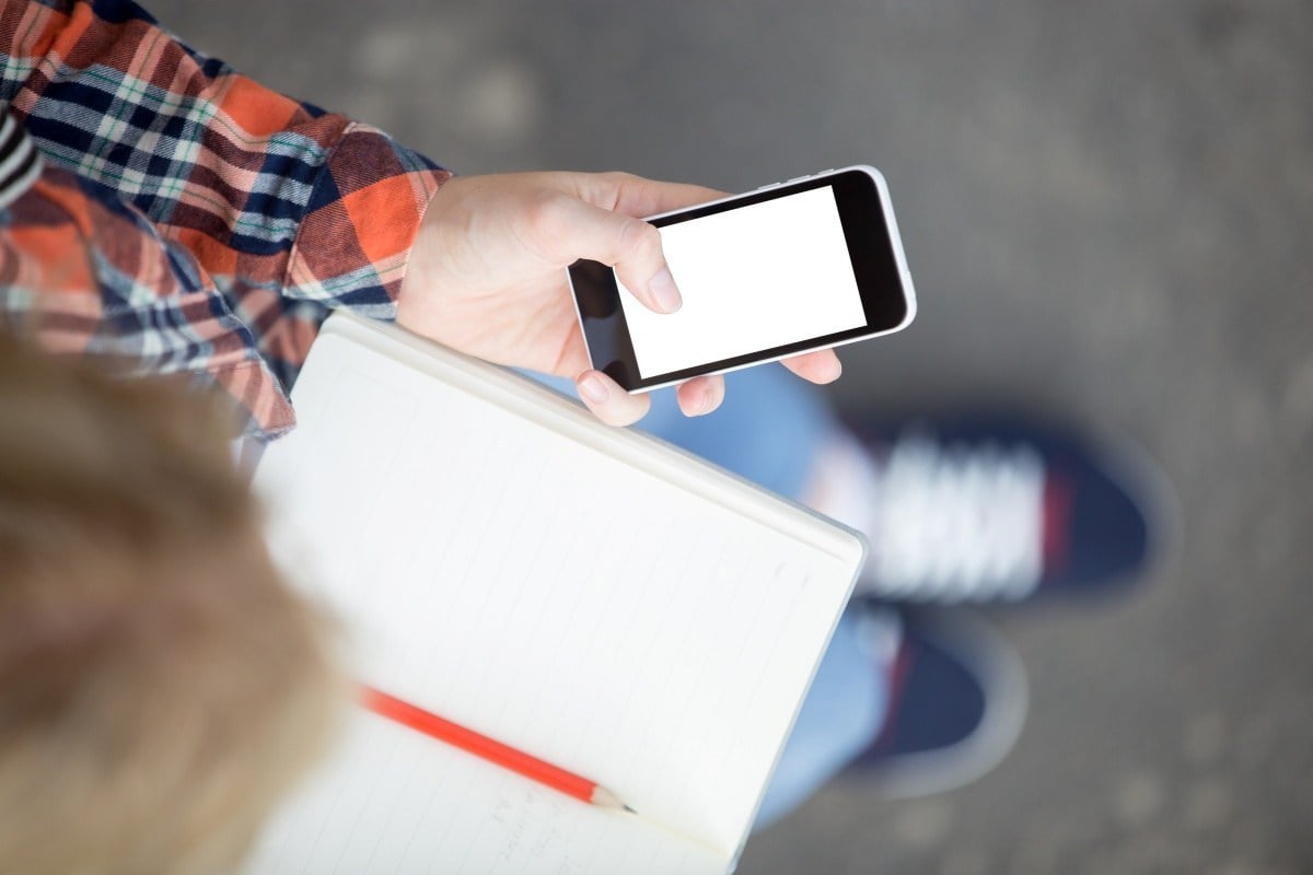 telefon-elev-mobil-Freepik.com_.jpg