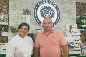 VIDEO | De la sarmale la tapas – Episodul 9: Flori și Daniel Chereș, proprietarii restaurantului Glorieta Bistro din Alcañiz, povestesc cum prepară sarmalele și alte delicii, inclusiv metoda de aromatizare cu slănină afumată și macerarea peste noapteea noastră”