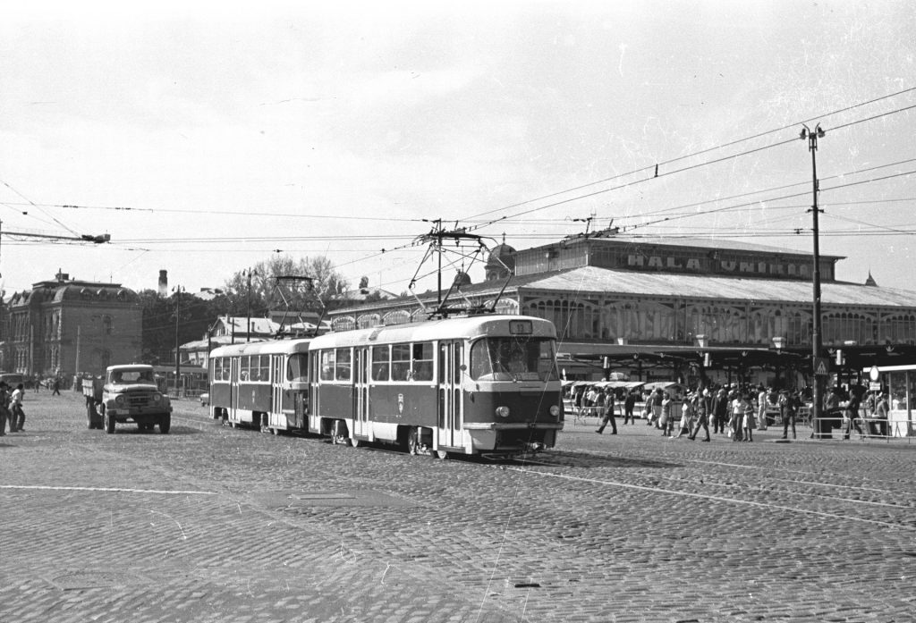 Primăria Capitalei intenționează să rehabiliteze traseul tramvaiului prin Piața Unirii și solicită părerea locuitorilor din București. În plus, linia 32 va fi conectată cu linia 21 a sistemului de transport public.