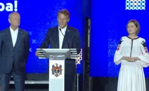 Emmanuel Macron și Donald Tusk au transmis cuvinte în limba română moldovenilor de Ziua Independenței, încurajând susținerea hotărâtă a liderului lor, Maia Sandu, simbol al Europei libere, în absența președintelui României, Nicușor Dan