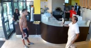 Bătălie și jaf într-o pizzerie italiană