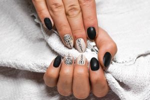 Manichiuristele, afectate de interzicerea cosmeticelor cu TPO: „Trebuie să renunț la 90% din produsele existente și să încep din nou”ea noastră”