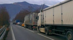 Consiliul Județean Vâlcea intenționează să implementeze o taxă pentru camioanele care navighează pe drumurile locale, în timp ce oficialii atrag atenția asupra nerespectării limitei de tonaj de către anumite firme de transportea noastră”