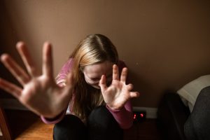 Profesor dintr-o comună bihoreană arestat pentru agresiune sexuală și viol asupra unei foste eleve de 14 ani; anterior, condamnat pentru pornografie infantilăea noastră”