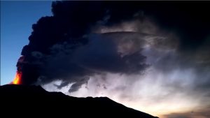Vulcanul Etna din Sicilia erupe din nou, fiind emisă o alertă pentru traficul aerian, însă aeroportul internațional din Catania rămâne deschisea noastră”