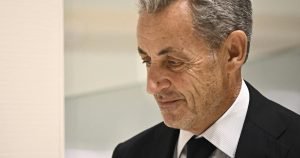 Fostul președinte francez Nicolas Sarkozy a fost condamnat la cinci ani de închisoare cu executare amânată.