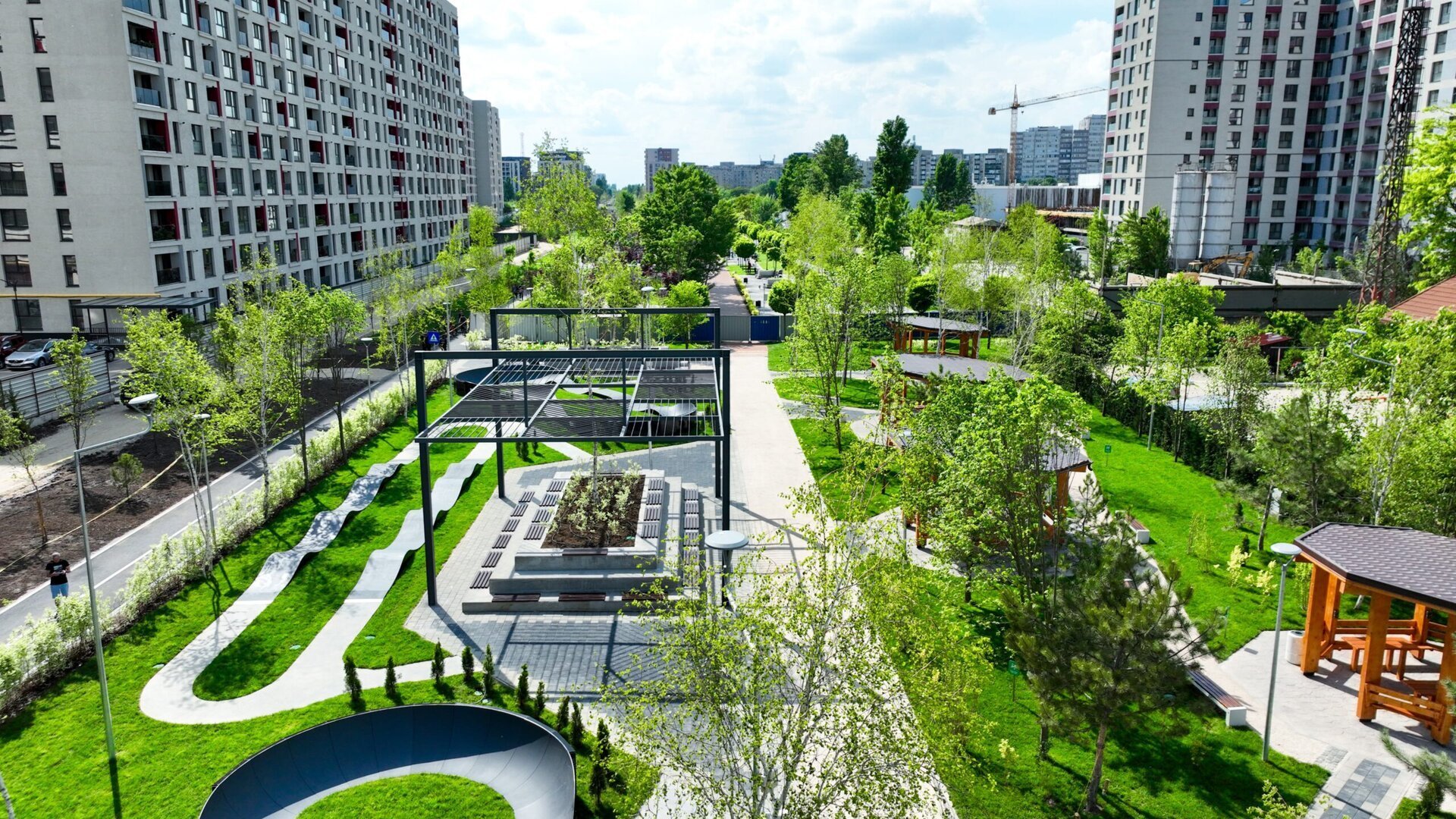 Sector 6: Calea ferată dintre Valea Cascadelor și Lujerului urmează să fie dezafectată și demolată. Autoritățile locale intenționează extinderea Parcului Liniei, în detrimentul proiectului de tren metropolitan.