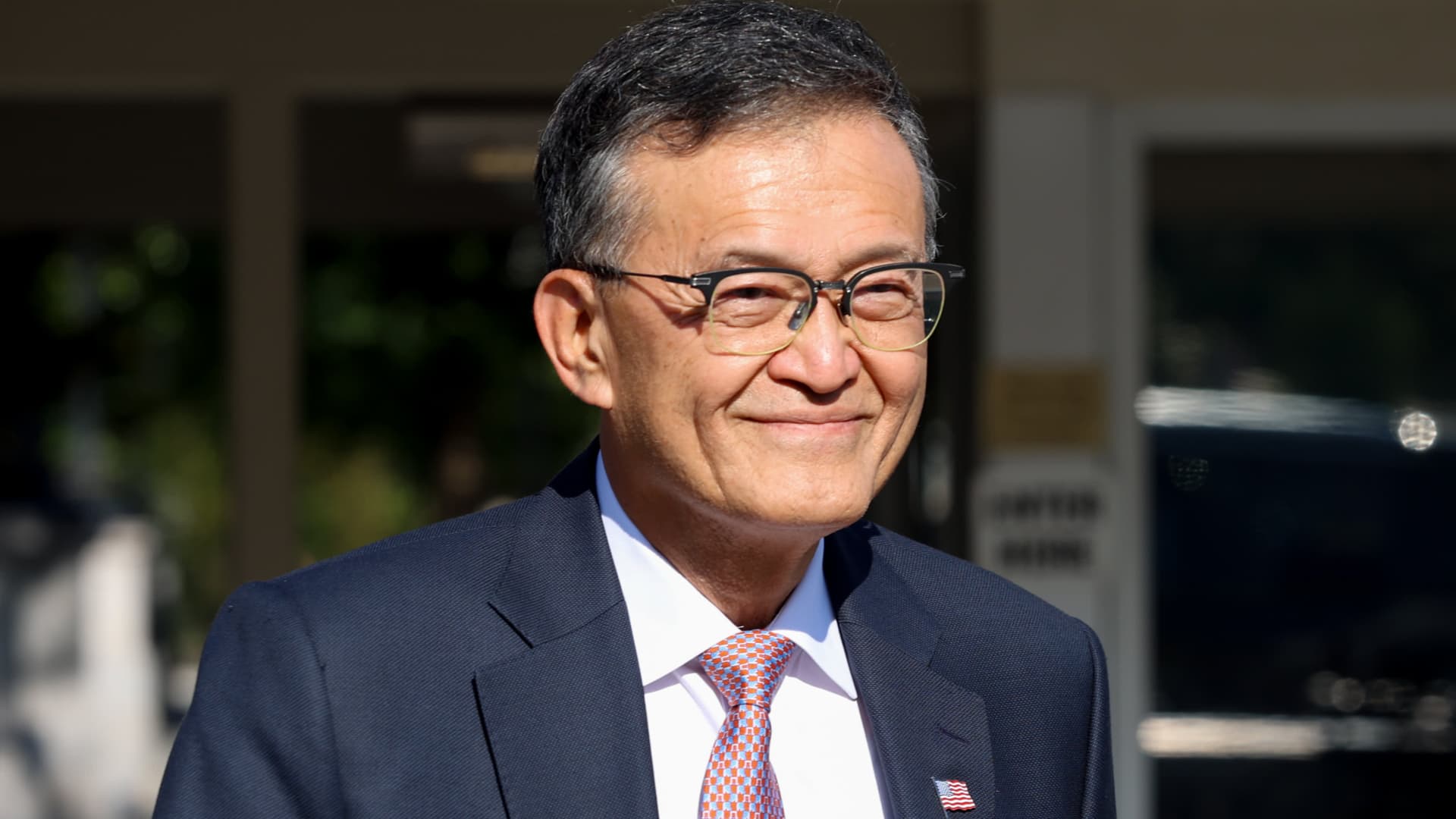 Titlul reformulat ar putea fi: „Acțiunile Intel sare cu 24% după anunțul că Nvidia va investi 5 miliarde de dolari în producătorul de cipuri”. 

Sau o altă variantă: „Cotațiile Intel cresc cu 24% după vestea investiției uriașe a Nvidia de 5 miliarde de dolari în domeniul producerii de cipuri”. 

 Sau: „Intel înregistrează un salt de 24% al acțiunilor după decizia Nvidia de a aloca 5 miliarde de dolari pentru dezvoltarea producătorului de chipuri”.