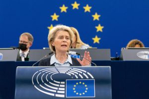 Ursula von der Leyen: Uniunea Europeană analizează posibilitatea de a accelera eliminarea dependenței de petrolul și gazele din Rusia, în urma presiunilor directe din partea Statelor Uniteea noastră”