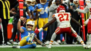 Deschiderea strălucită a lui Herbert ajutăECHIPELE de fotbal american numite Chargers să dobândească în cele din urmă o victorie împotriva celor numiți Chiefs.