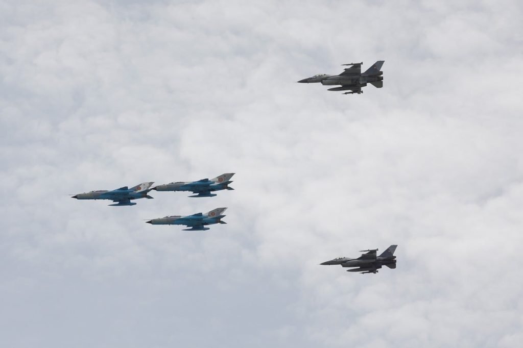 [ad_1] După peste șase decenii de activitate și un bilanț tragic de 400 de accidente soldate cu pierderea a 200 de vieți ale piloților, ultimele avioane de vânătoare MiG-21, adesea numite „sicrie zburătoare”, au efectuat vineri ultimul zbor sub drapelul Indiei, conform agenției de știri AFP, citată de agenția de presă Agerpres