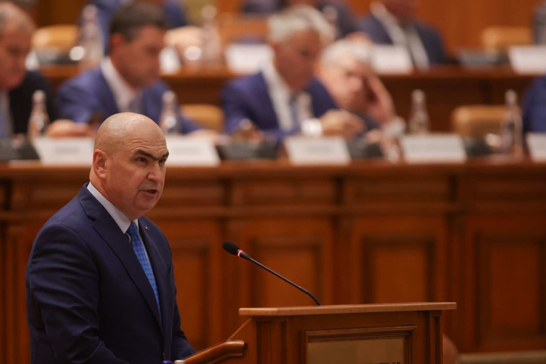 Parlamentul analizează și aproba duminică moțiunile de cenzură legate de angajarea răspunderii pe al doilea pachet de măsuri, iar premierul Bolojan va participa începând cu ora 13:00 – ce riscuri implică posibila cădere a Guvernului?