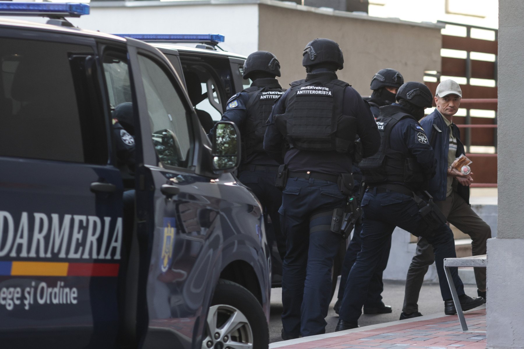 [ad_1] Agenția de Securitate Internă din Polonia (ABW) a arestat luni un agent belarus în cadrul unei acțiuni realizate în colaborare cu servicii de informații din alte state europene, printre care se numără România și Cehia, a anunțat premierul polonez, Donald Tusk, marți pe rețelele sociale