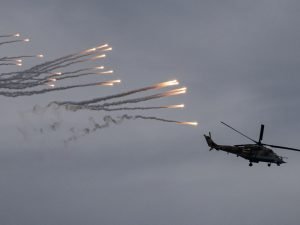 India se alătură manevrelor militare comune ale Belarusului și Rusiei în contextul tensiunilor comerciale cu Statele Unite ale Americii | Știri Militare

Sau, o altă variantă:

India participă la exerciții militare împreună cu Belarus și Rusia, în timp ce relațiile comerciale cu Statele Unite se deteriorează | Ultimele știri din domeniul apărării

Sau, o a treia variantă:

Armata indiană se pregătește alături de trupele belaruse și rusești, pe fondul escaladării disputelor economice cu Statele Unite | Știri despre Forțele Armate