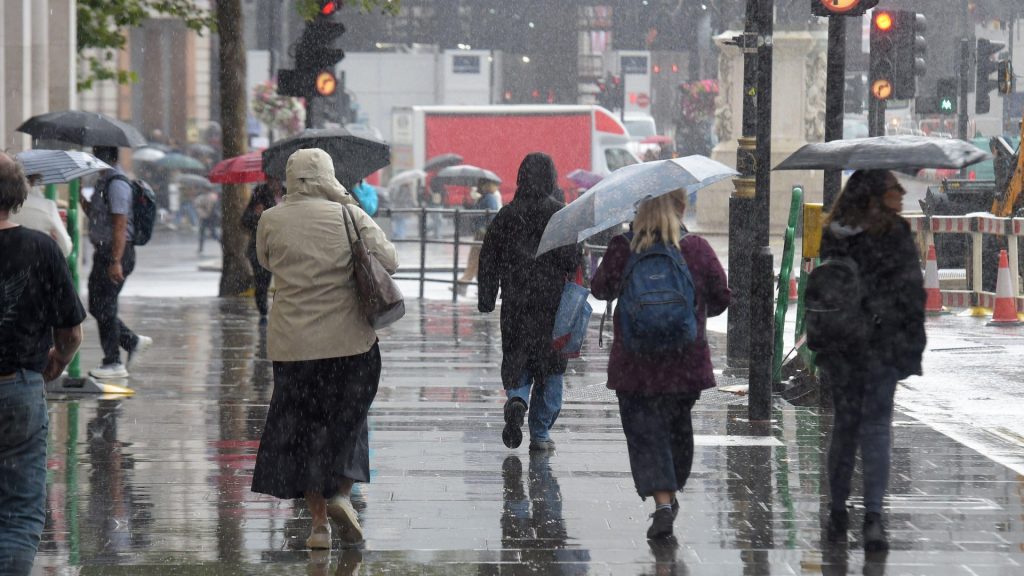2025-visitors-london-battle-pouring-1022275430.jpg