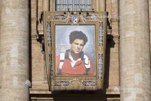 Tânărul italian Carlo Acutis, decedat în anul 2006, a fost declarat primul sfânt al Bisericii Catolice din rândul generației tinerilor născuți în era digitală.