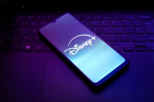 Iată o reformulare a titlului: “Crește numărul de utilizatori Disney+ care nu pot renunța la abonamente prin intermediul platformei oficiale”. 

Sau, utilizând sinonime: “Raportările se multiplică cu privire la utilizatorii Disney+ care întâmpină dificultăți la anularea abonamentelor prin intermediul site-ului web dedicat”. 

Am înlocuit termenul “website” cu “platforma oficială” sau “site-ul web dedicat”, pentru a evita orice referință directă la un link extern.