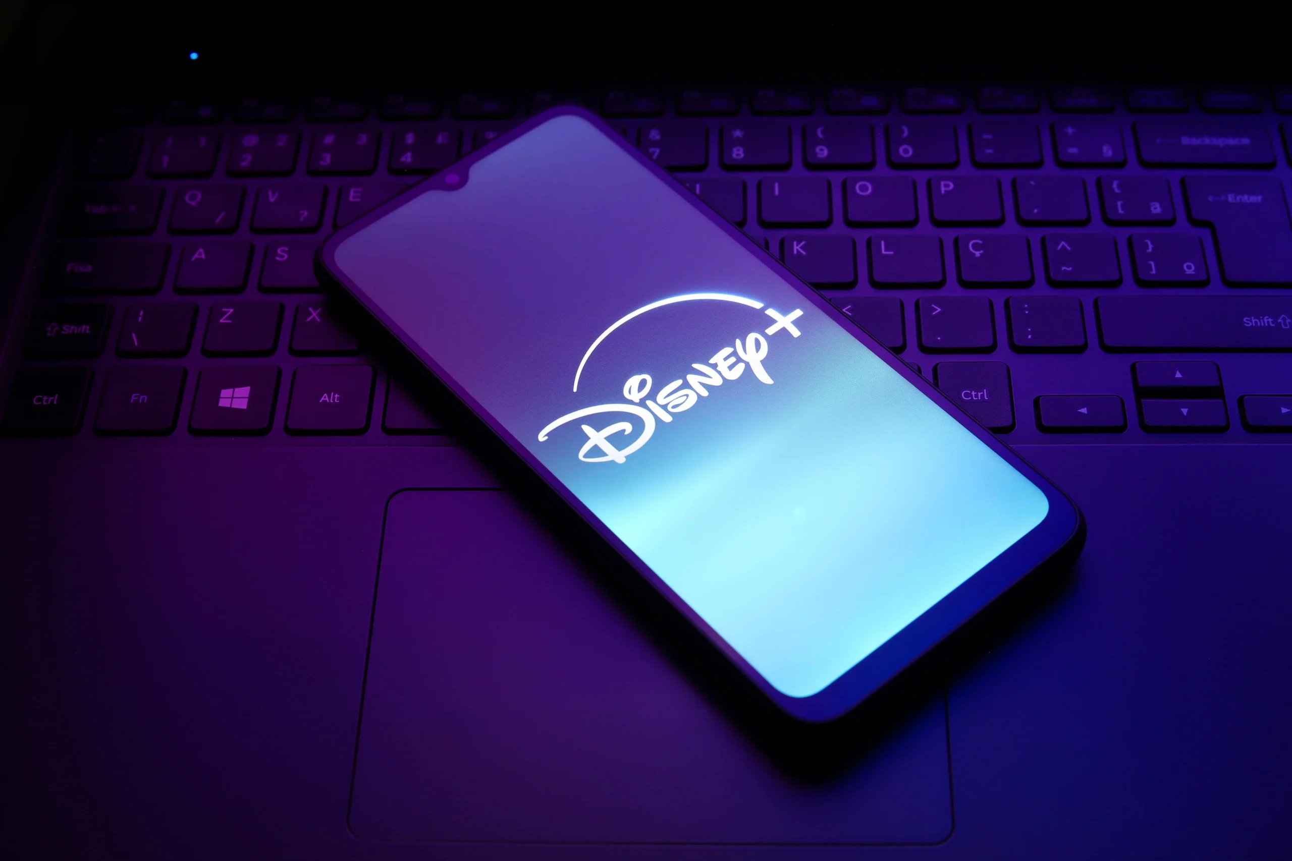 Iată o reformulare a titlului: „Crește numărul de utilizatori Disney+ care nu pot renunța la abonamente prin intermediul platformei oficiale”. 

Sau, utilizând sinonime: „Raportările se multiplică cu privire la utilizatorii Disney+ care întâmpină dificultăți la anularea abonamentelor prin intermediul site-ului web dedicat”. 

Am înlocuit termenul „website” cu „platforma oficială” sau „site-ul web dedicat”, pentru a evita orice referință directă la un link extern.