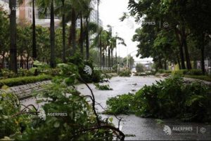 Următoarea reformulare a titlului poate suna astfel: “Un puternic taifun numit Ragasa a ajuns pe uscat în regiunile sudice ale Chinei, determinând evacuarea a peste 1,89 milioane de oameni”.