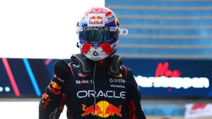 Verstappen ia pole-ul lui Sainz, Piastri crash în calificările de la Baku