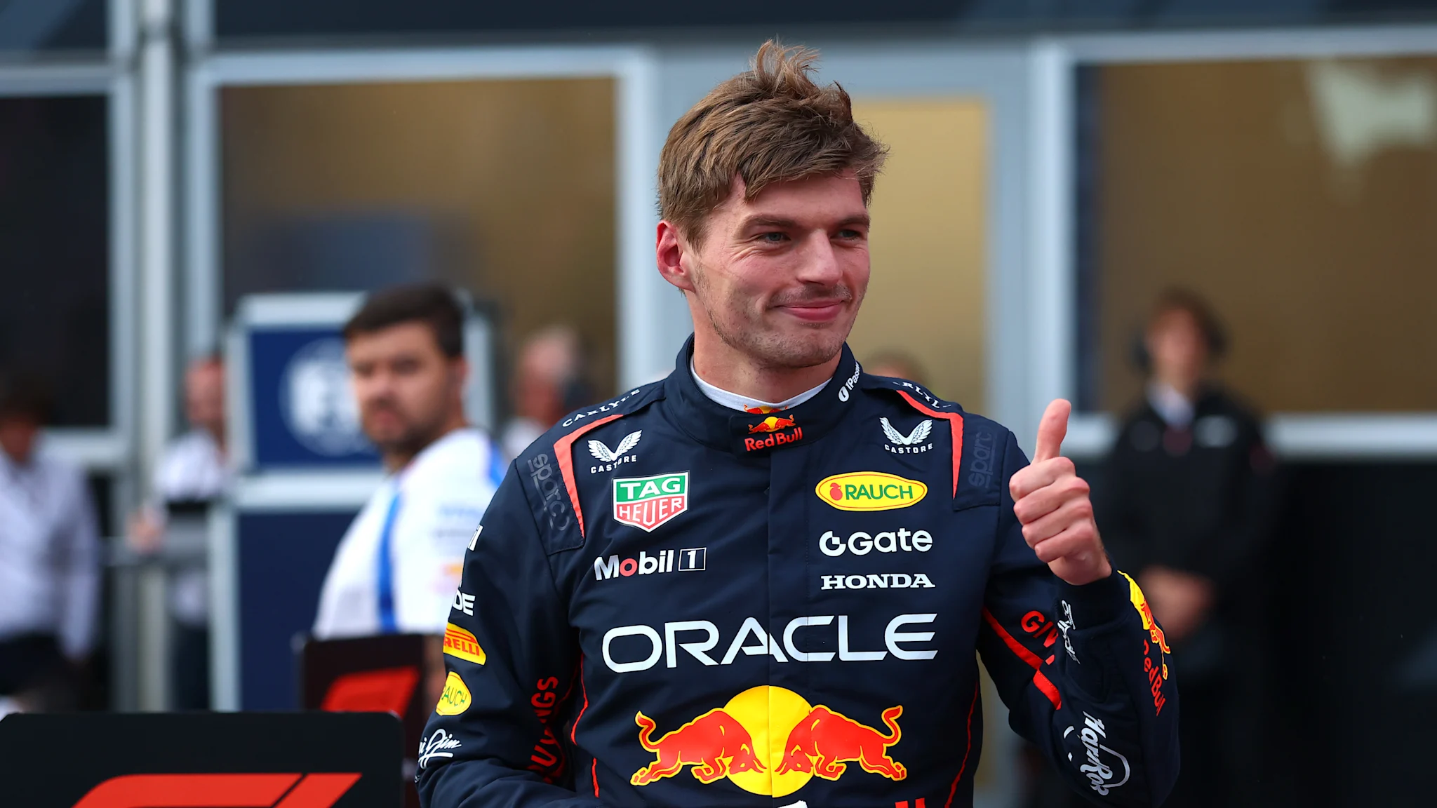 Iata o varianta reformulata a titlul: „Trebuie doar sa o trimiti” – Verstappen isi aminteste de turul magic de pe pole-ul de la Baku, dupa o sesiune de calificari plina de incidente.