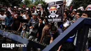 Interdicția asupra rețelelor de socializare ridicată după ce 19 persoane și-au pierdut viața în timpul protestelor violente.