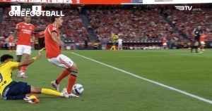 Gil Vicente com golo ilegal.