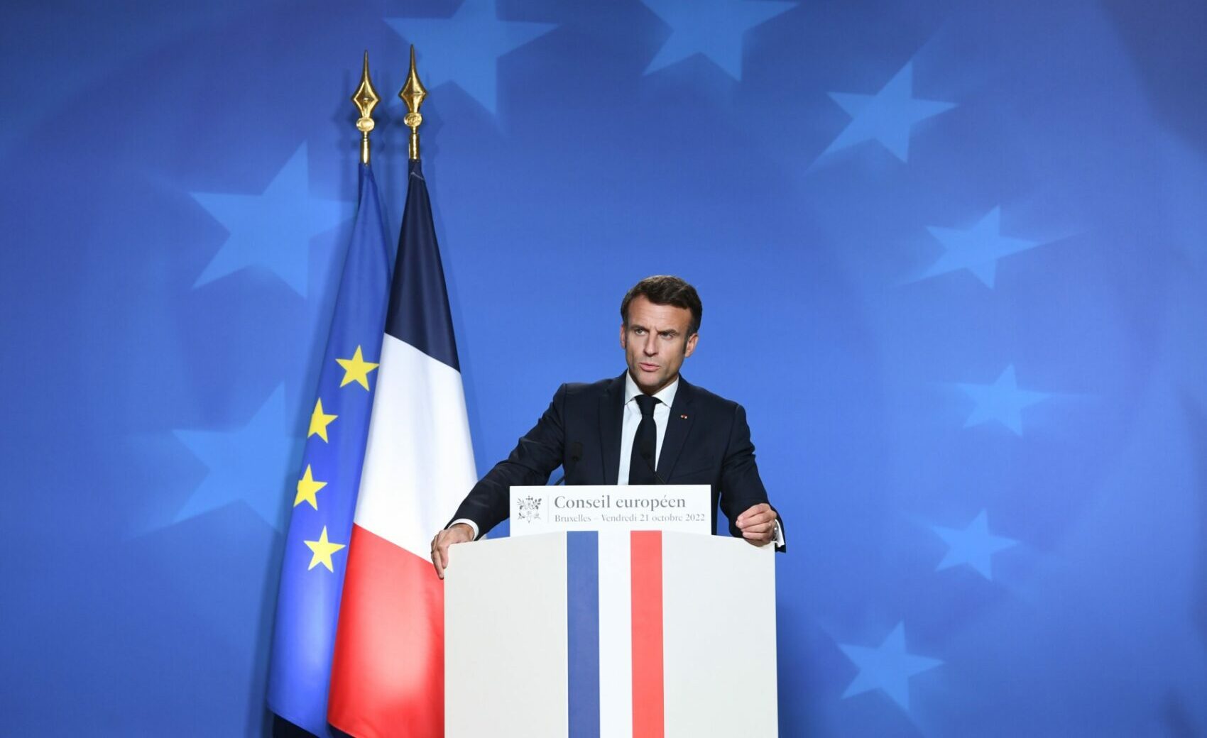 [ad_1] Președintele Franței, Emmanuel Macron, a emis o declarație dură, afirmând că ultimele incursiuni ale dronelor ruse în spațiul aerian al NATO sunt acte intenționate de agresiune, nu simple greșeli