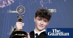 Iată o reformulare a titlului: “Premiile Emmy 2025: Owen Cooper, starul tinăr al serialului ‘Adolescență’, stabilește un record ca cel mai tânăr câștigător al premiului pentru cel mai bun actor într-un serial limitat”.