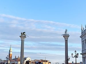 Statuia leului cu aripi din Piața San Marco din Veneția, posibil un obiect fabricat în China, susțin cercetătorii italieni