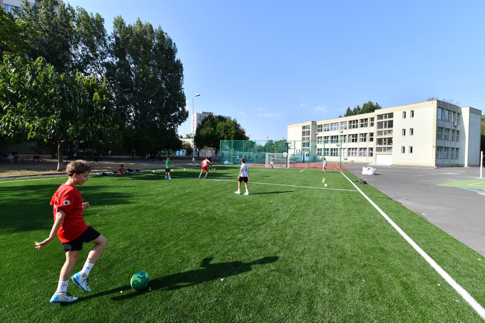 [ad_1] Primăria Sectorului 6 propune extinderea accesului la terenurile de sport din incinta școlilor și liceelor, pentru o experiență mai activă și recreativă