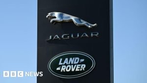 Următoarea reformulare poate fi utilizată: “Grupul de hackeri M&S se laudă că este responsabil pentru atacul cibernetic asupra Jaguar Land Rover”