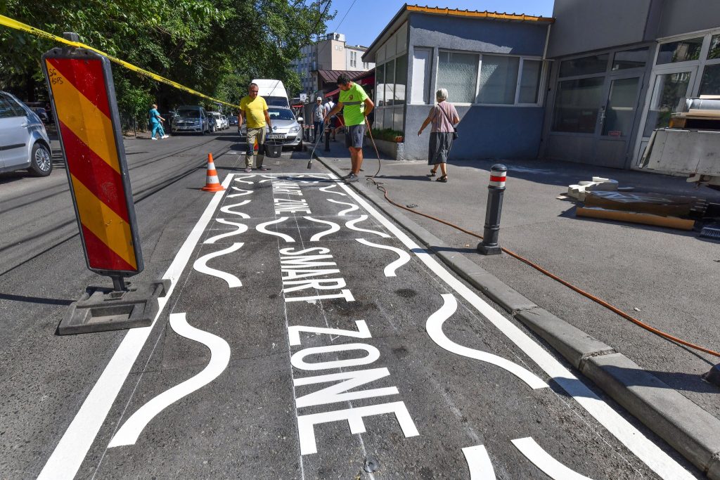 [ad_1] Șapte noi locuri special destinate parcării vehiculelor de aprovizionare au fost marcate în apropierea piețelor din Sectorul 6, conform unei postări pe Facebook a autorităților locale