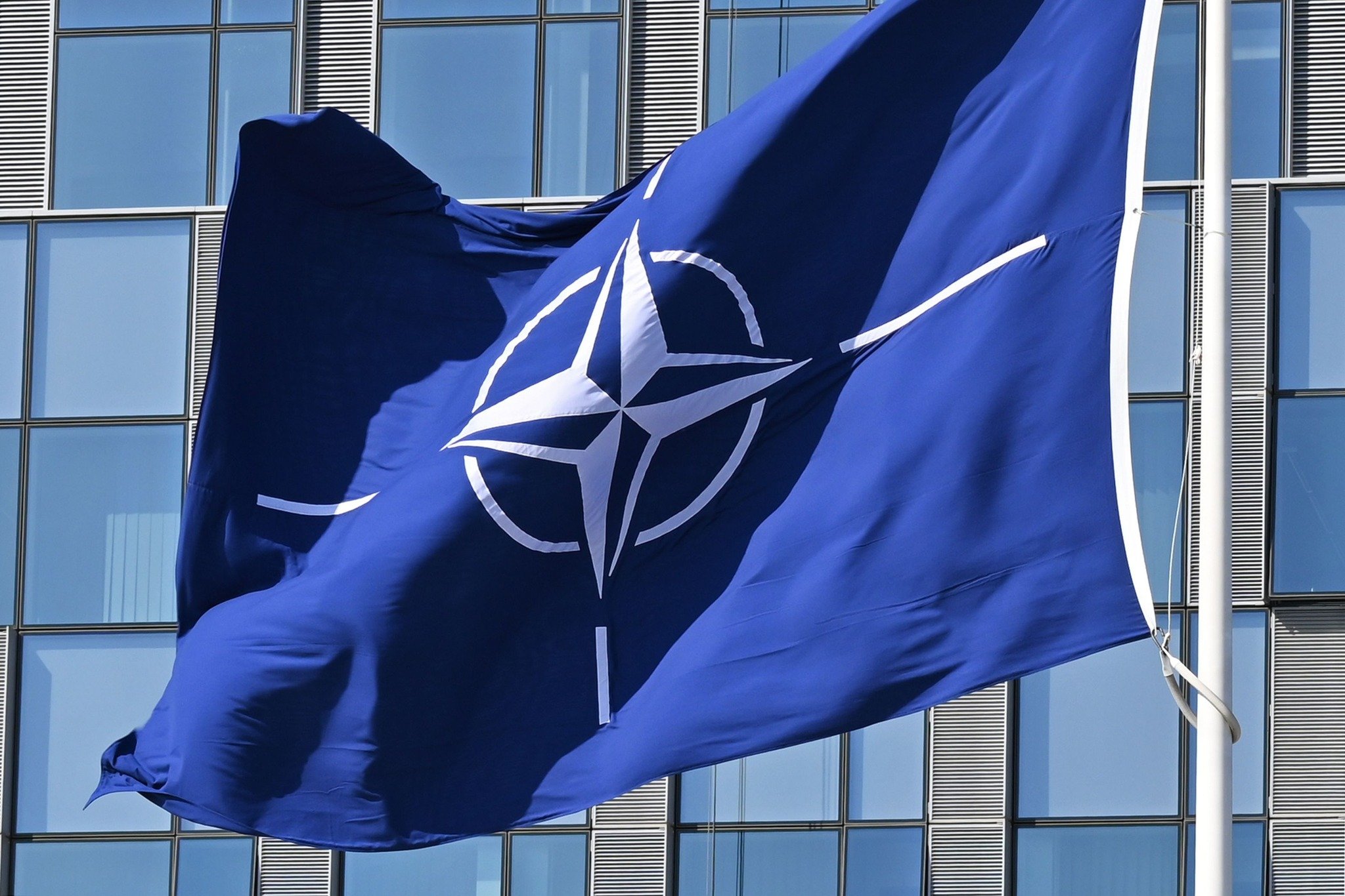 ALERTĂ NATO: Polonia activează Articolul 4 – Ce implicații are pentru România și regiune?