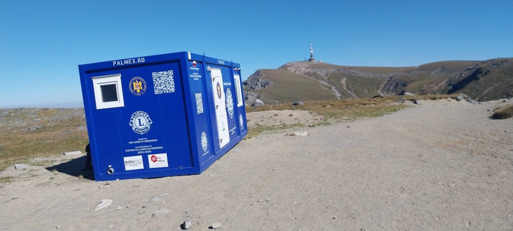 Refugiu montan din Munții Bucegi doborât de vânt. Internaut: Ce înseamnă rafale de 109 km/h? Ghid montan: În timpul viscolului, pare mai sigur să stau afară decât să risc să cad într-o râpă cu un adăpost improvizat