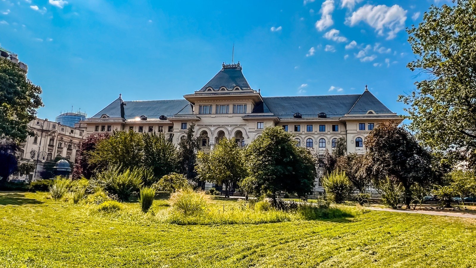 Primarul Stelian Bujduveanu își actualizează imaginea pe Facebook: Noua fotografie de copertă atrage atenția!