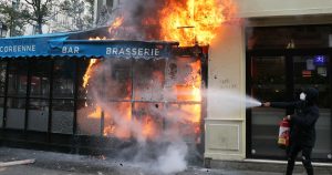 Titlul postarii poate fi reformulat astfel: “Transmisie Live – Protestele din 10 septembrie: 473 de arestari in Franta, 175.000 de participanti inregistrați la sfarsitul dupa-amiezii de catre Ministerul de Interne.”