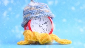 Iată o reformulare a textului: “Trecerea la ora de iarnă în anul 2025: motive pentru care unii cetățeni români se pot aștepta la o stare de spirit îmbunătățită după ajustarea orei oficiale.”