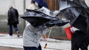 Vânt puternic în București și alte județe, până la 65 km/h.